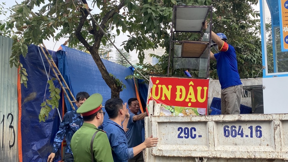 Th&ocirc;ng qua kiểm tra, lực lượng chức năng đ&atilde; tiến h&agrave;nh thu giữ nhiều vật dụng lấn chiếm l&ograve;ng đường, vỉa h&egrave; l&agrave;m nơi kinh doanh.