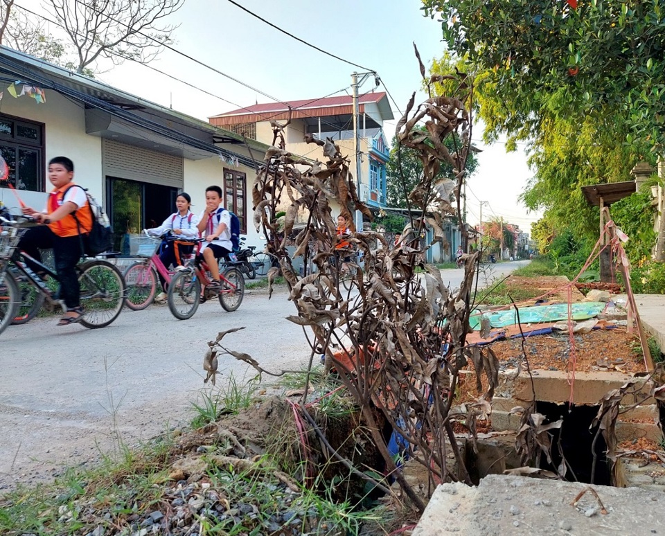 Ngo&agrave;i 1,8km đang được đổ nhựa, phần c&ograve;n lại vẫn ngổn ngang với những phần sụt l&uacute;n...