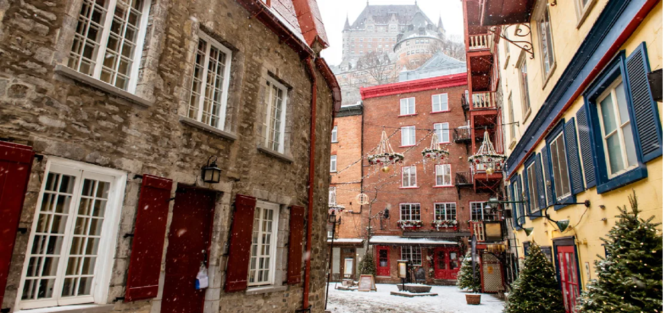 Cảnh Gi&aacute;ng sinh y&ecirc;n b&igrave;nh tại ng&ocirc;i l&agrave;ng Old Quebec. Ảnh: CNN