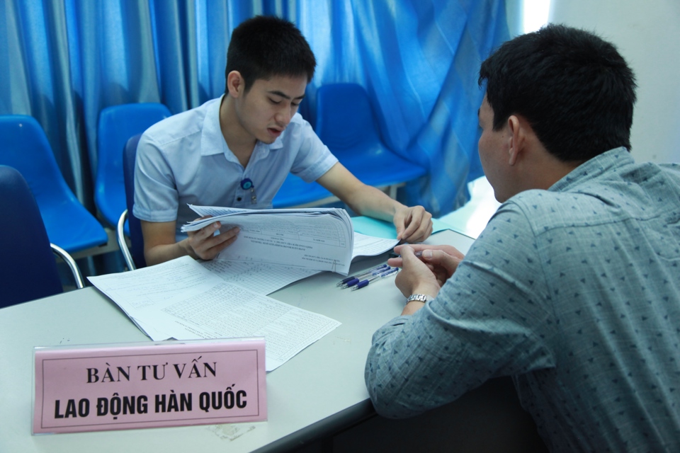 Người lao động về nước tham gia phỏng vấn tại Trung tâm giao dịch việc làm Hà Nội. Ảnh: Phạm Hùng