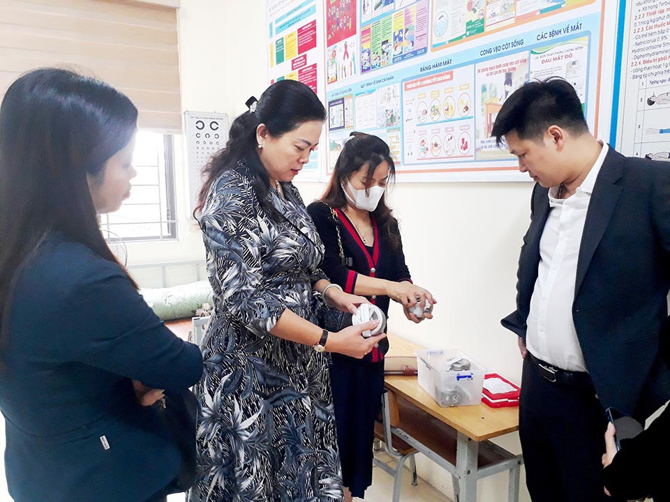 Đo&agrave;n lưu &yacute; v&agrave; hướng dẫn trường Tiểu học Thượng Mỗ, huyện Đan Phượng thực hiện lưu mẫu thực phẩm đ&uacute;ng quy định.