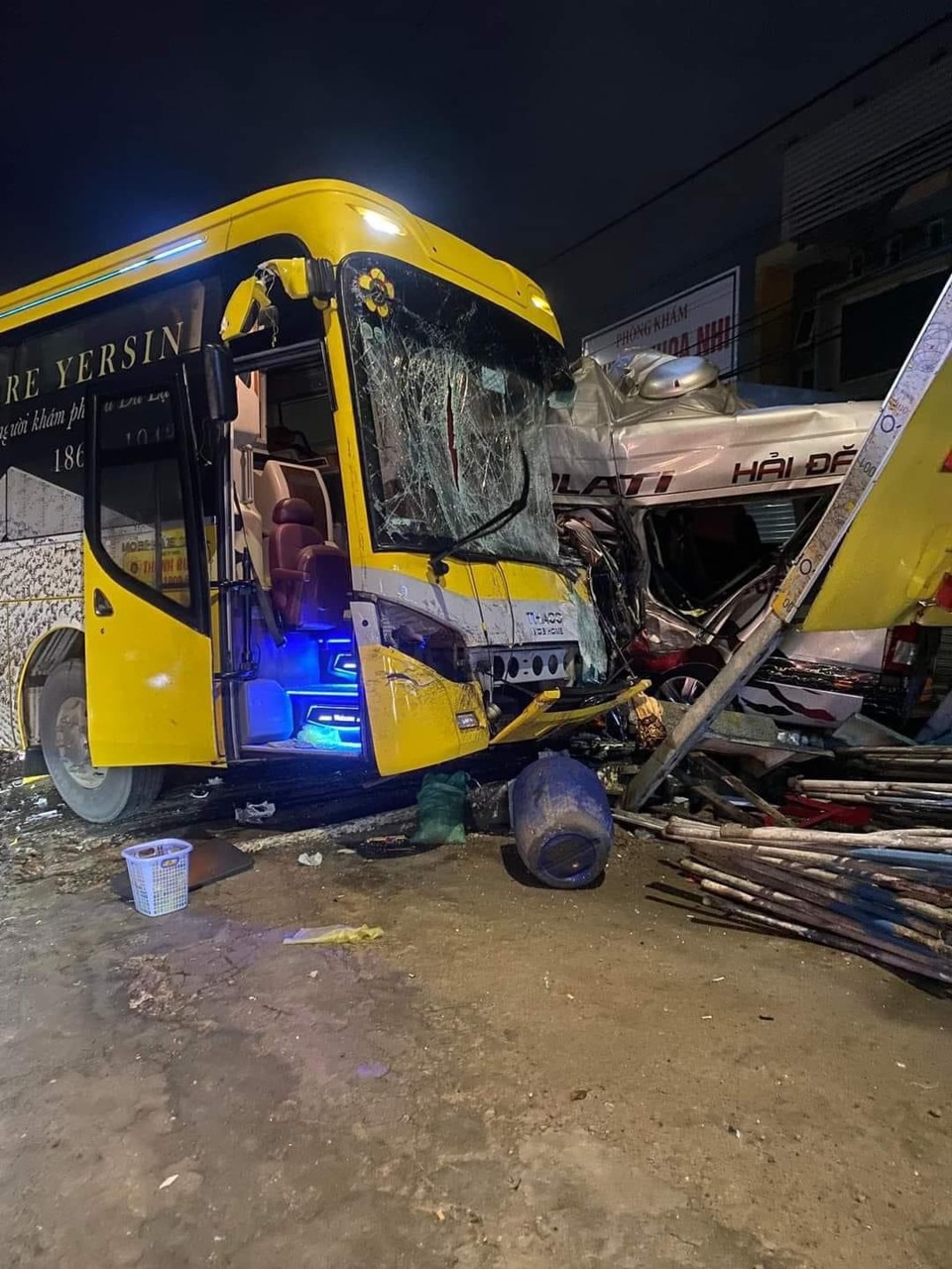 Hiện trường vụ TNGT do xe kh&aacute;ch Th&agrave;nh Bưởi g&acirc;y ra l&agrave;m tử vong 4 người ở huyện Định Qu&aacute;n, Đồng Nai (Ảnh Th&ugrave;y Linh)