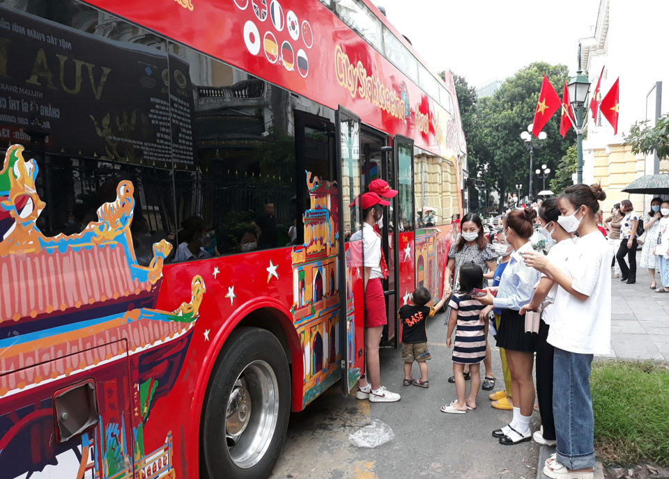 Kh&aacute;ch du lịch sử tour xe bus 2 tầng thăm quan H&agrave; Nội. Ảnh: Ho&agrave;i Nam