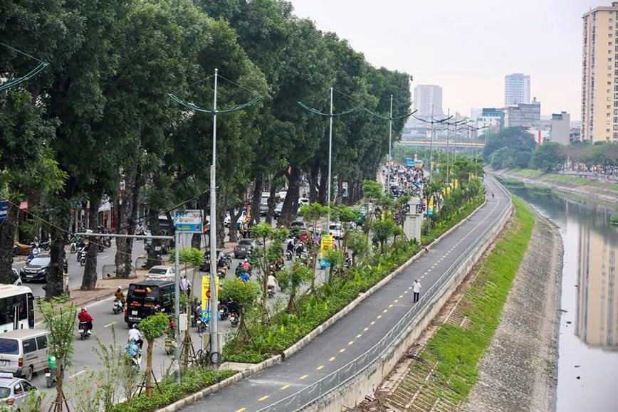 Tuyến đường đi bộ ven s&ocirc;ng T&ocirc; Lịch sẽ được điều chỉnh th&agrave;nh đường d&agrave;nh cho xe đạp v&agrave; người d&acirc;n đi bộ. Ảnh minh hoạ