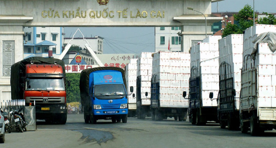C&aacute;c xe container chở h&agrave;ng n&ocirc;ng sản chờ l&agrave;m thủ tục xuất khẩu sang Trung Quốc tại Cửa khẩu quốc tế L&agrave;o Cai. Ảnh: Lam Thanh