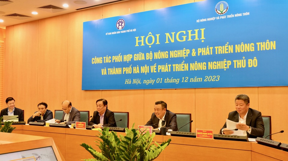 Bộ trưởng Bộ NN&amp;PTNT L&ecirc; Minh Hoan v&agrave; Chủ tịch UBND TP H&agrave; Nội Trần Sỹ Thanh đồng chủ tr&igrave; hội nghị.
