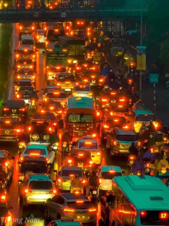 Hà Nội: Đường phố đỏ rực vì ùn tắc, nhiều người chôn chân trong mưa rét - Ảnh 1