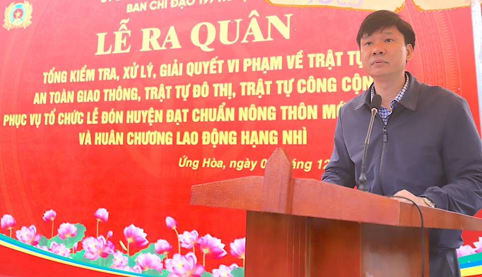 Ph&oacute; Chủ tịch UBND huyện Ứng Ho&agrave; Nguyễn Văn Định ph&aacute;t biểu tại Lễ ra qu&acirc;n. Ảnh: Lại Tấn