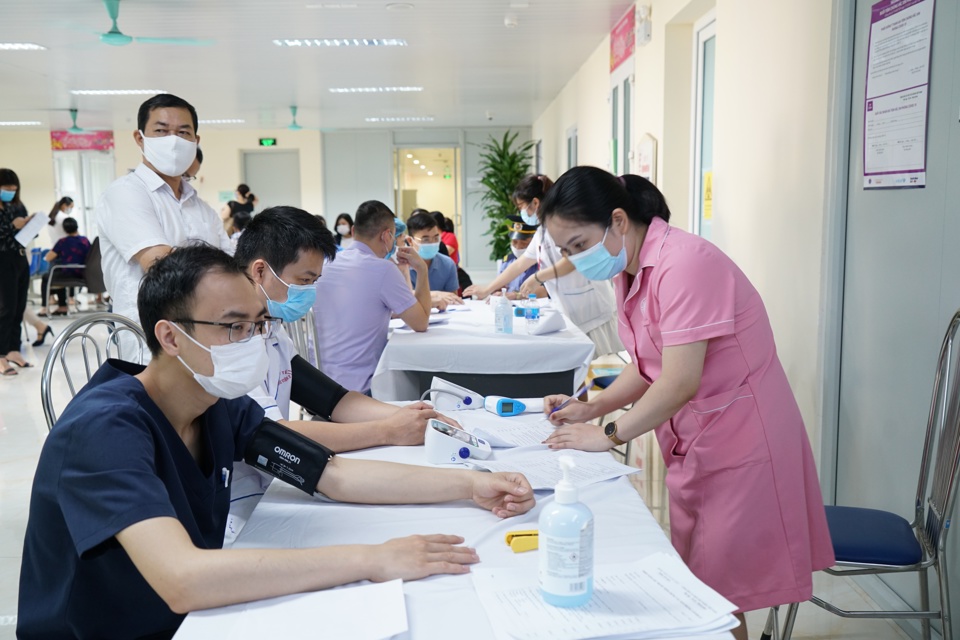 Kiểm tra huyết áp cho người bệnh tại Bệnh viện E, Hà Nội. Ảnh: Phạm Hùng