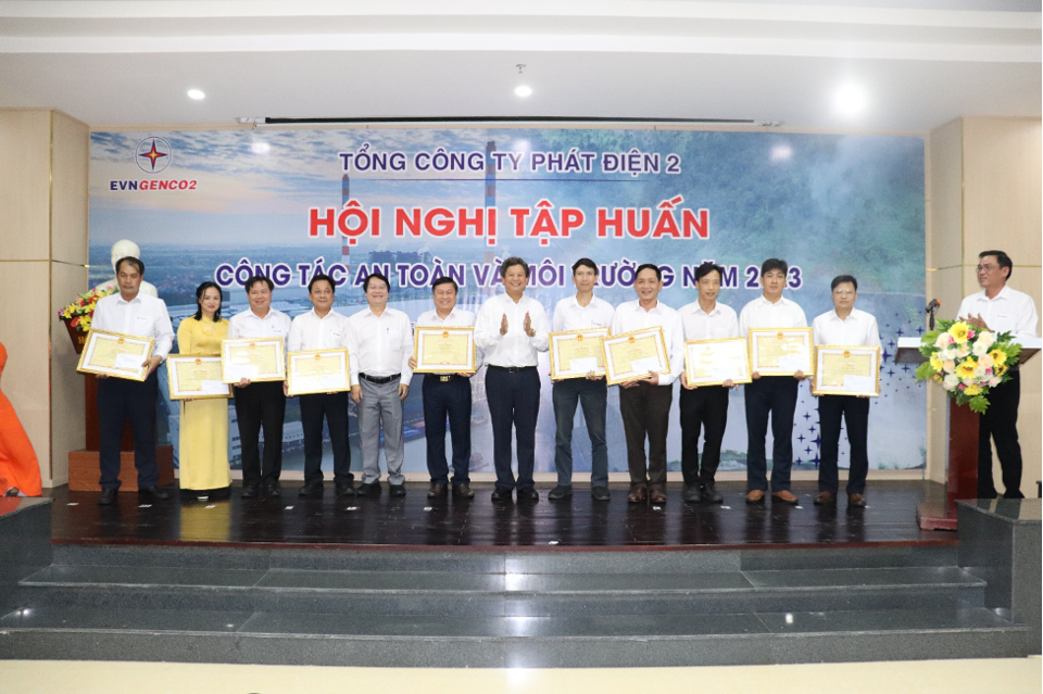 &Ocirc;ng Trương Ho&agrave;ng Vũ &ndash; Tổng Gi&aacute;m đốc v&agrave; &ocirc;ng Trần Văn Dư &ndash; Ph&oacute; Tổng Gi&aacute;m đốc EVNGENCO2 trao bằng khen cho c&aacute;c c&aacute; nh&acirc;n &nbsp;