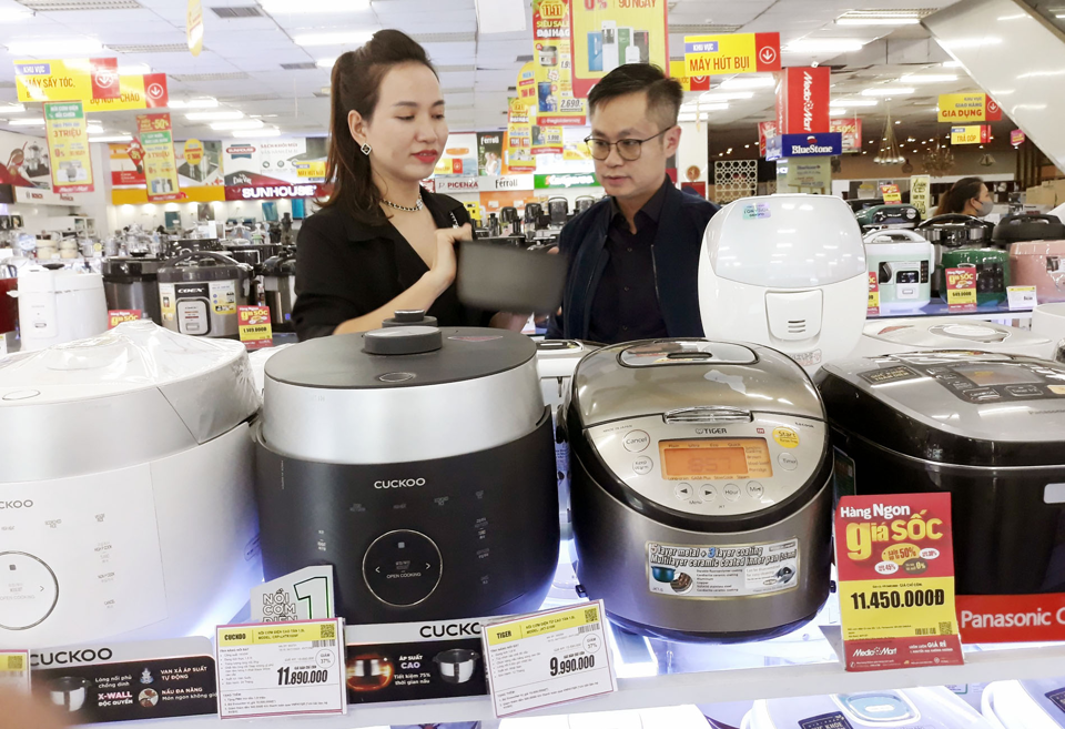 Người ti&ecirc;u d&ugrave;ng mua h&agrave;ng h&oacute;a tại si&ecirc;u thị điện m&aacute;y Media Mart. Ảnh: Ho&agrave;i Nam