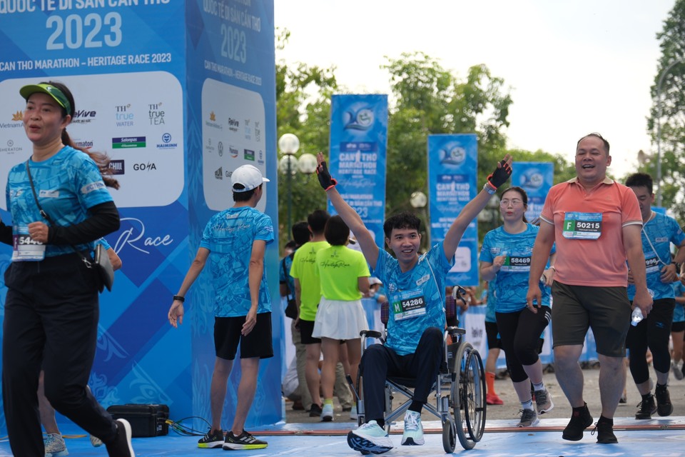 Vận động vi&ecirc;n khuyết tật cũng tham gia giải&nbsp;Marathon quốc tế di sản Cần Thơ 2023 &shy; - Cần Thơ Heritage Marathon 2023.(Ảnh Trung Phạm)