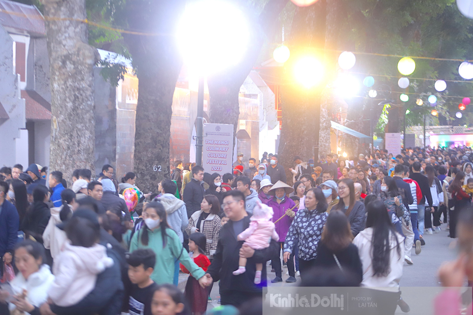 Cuối tuần, hàng nghìn người chen nhau thưởng thức ẩm thực tại Công viên Thống Nhất - Ảnh 1
