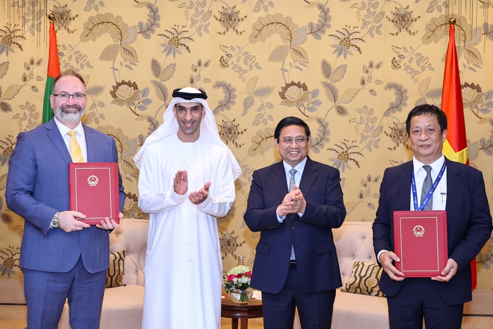 Thủ tướng Phạm Minh Chính và ôngThani bin Ahmed Al Zeyoudi, Quốc vụ khanh phụ tráchThương mại quốc tế, Bộ Kinh tếUAE chứng kiến trao các biên bản ghi nhớ hợp tác. Ảnh:Nhật Bắc