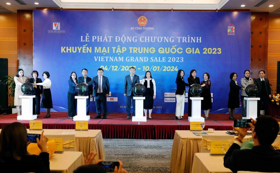 Đại diện Bộ C&ocirc;ng thương ph&aacute;t động Chương tr&igrave;nh Khuyến mại tập trung quốc gia 2023. Ảnh: moit.gov.vn