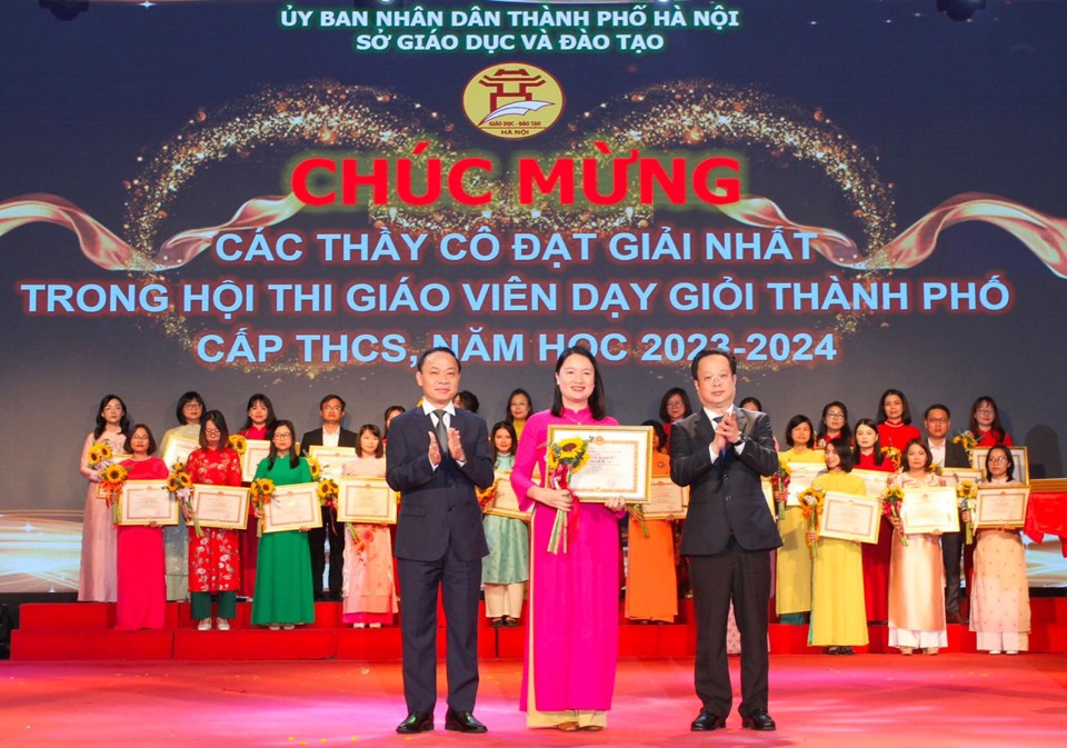 Giám đốc Sở GD&ĐT Trần Thế Cương, Phó Giám đốc Sở GD&ĐT Nguyễn Quang Tuấn trao giải cho giáo viên đạt giải