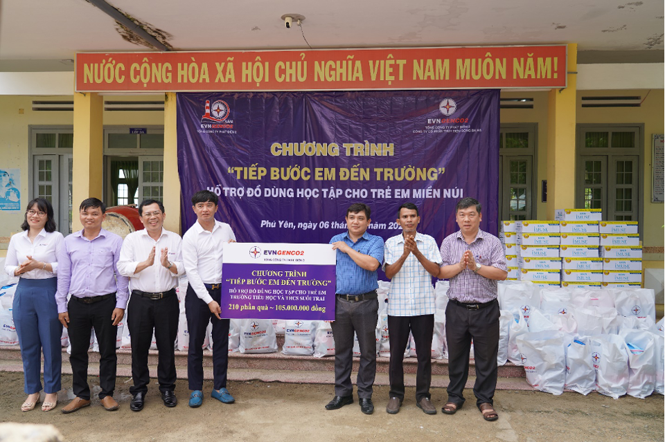 Đại diện Tổng c&ocirc;ng ty Ph&aacute;t điện 2 trao biểu trưng&nbsp;đến Trường Tiểu học v&agrave; THCS Suối Trai