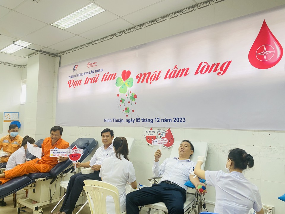 CBCNV C&ocirc;ng ty Điện lực Ninh Thuận tham gia hiến m&aacute;u t&igrave;nh nguyện. Ảnh EVNSPC