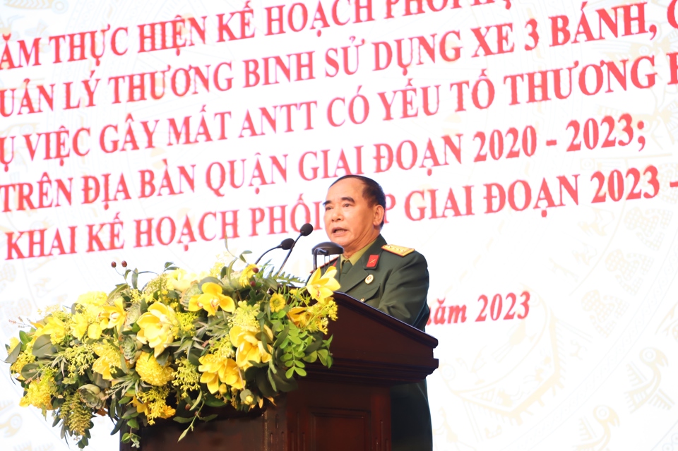 Chủ tịch Hội Cựu chiến binh quận Ho&agrave;n Kiếm L&atilde; Văn Nho ph&aacute;t biểu tại hội nghị