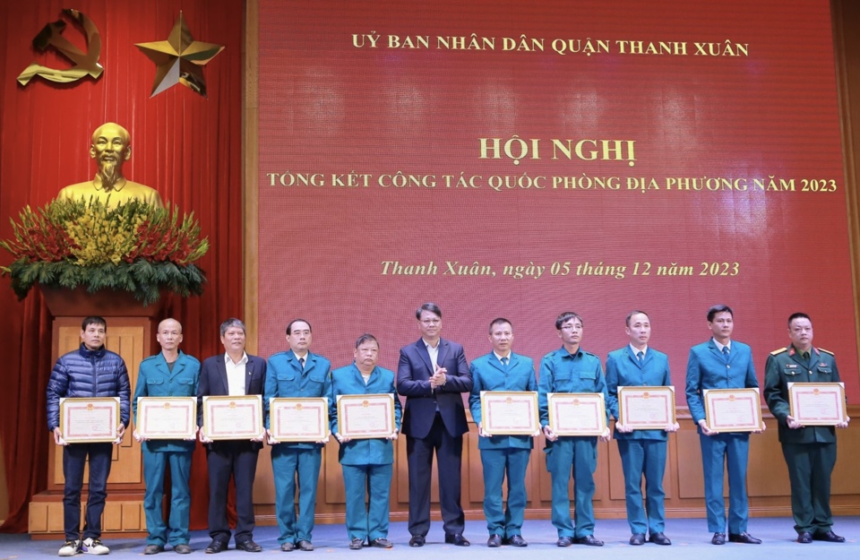 Quận Thanh Xu&acirc;n khen thưởng c&aacute;c tập thể, c&aacute; nh&acirc;n c&oacute; th&agrave;nh t&iacute;ch xuất sắc trong c&ocirc;ng t&aacute;c quốc ph&ograve;ng địa phương năm 2023