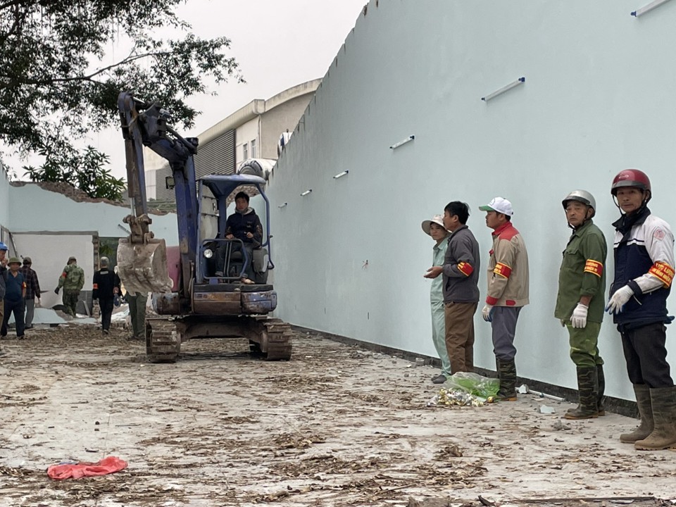 Lực lượng chức năng huyện Thường T&iacute;n v&agrave; x&atilde; Li&ecirc;n Phương tham gia cưỡng chế c&ocirc;ng tr&igrave;nh vi phạm của &ocirc;ng Tuấn