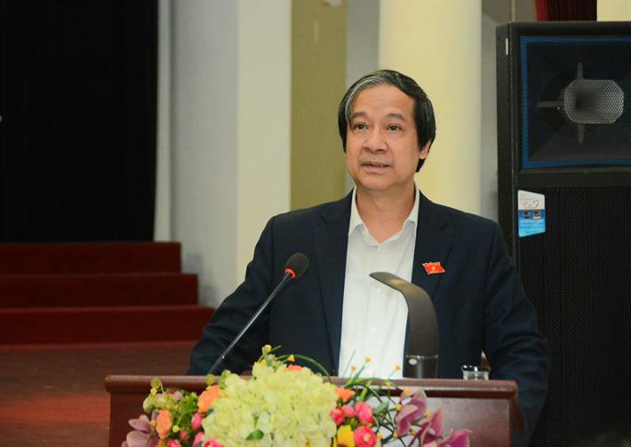 Bộ trưởng Bộ GD&amp;ĐT Nguyễn Kim Sơn trao đổi, l&agrave;m r&otilde; hơn c&aacute;c &yacute; kiến, kiến nghị của cử tri.