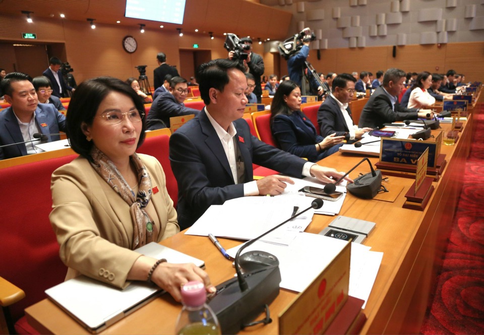 Các đại biểu HĐND TP Hà Nội biểu quyết thông qua Nghị quyết.