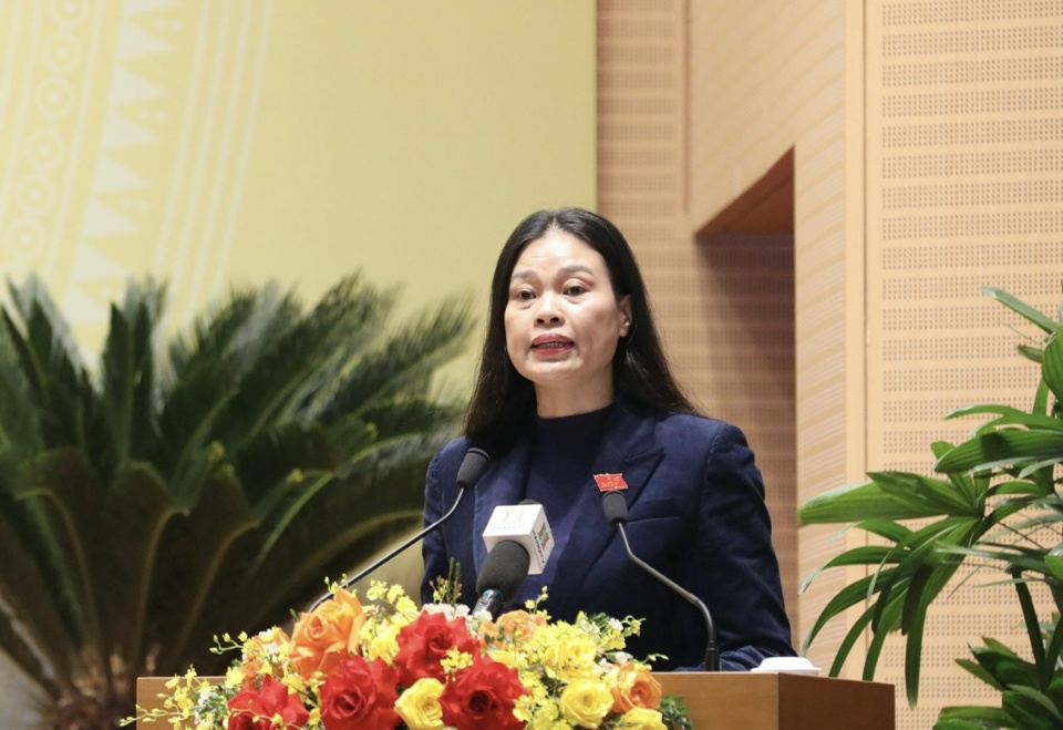 Giám đốc Sở LĐTB&XH Hà Nội Bạch Liên Hương đọc Tờ trình 