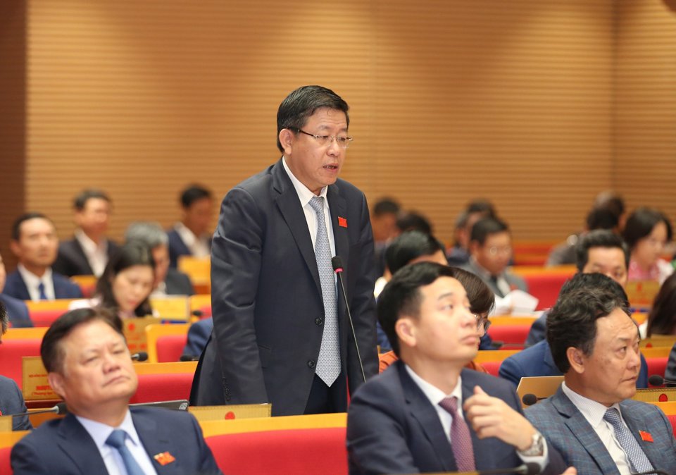 Ph&oacute; Chủ tịch UBND TP Dương Đức Tuấn trả lời chất vấn