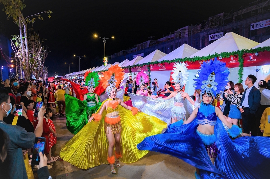 Đo&agrave;n biểu diễn carnival tr&igrave;nh diễn dọc tuyến phố 3/2 trong tiếng vỗ tay của người d&acirc;n tại Lễ hội đ&oacute;n Gi&aacute;ng sinh năm 2022