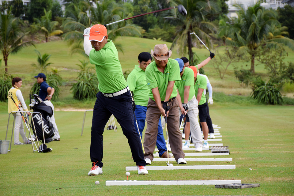 Golfer tham gia giải golf do b&aacute;o Kinh tế&amp;Đ&ocirc; thị tổ chức năm 2022. Ảnh: Ho&agrave;i Nam