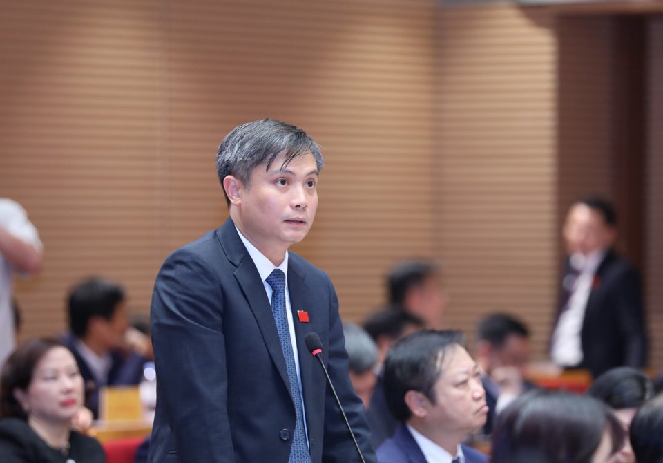 Tổng Gi&aacute;m đốc Tổng C&ocirc;ng ty Vận tải H&agrave; Nội Nguyễn Thanh Nam trả lời chất vấn
