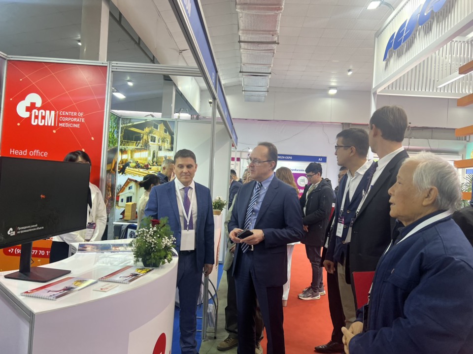 C&aacute;c đại biểu tham quan triển l&atilde;m&nbsp;C&ocirc;ng nghiệp Quốc tế Expo-Russia VietNam 2023 .