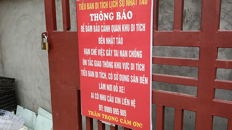 C&aacute;c c&aacute; nh&acirc;n tự &yacute; ra th&ocirc;ng b&aacute;o tổ chức nhận tr&ocirc;ng giữ phương tiện trong s&acirc;n đền.&nbsp;Ảnh chụp chiều ng&agrave;y 5/12.