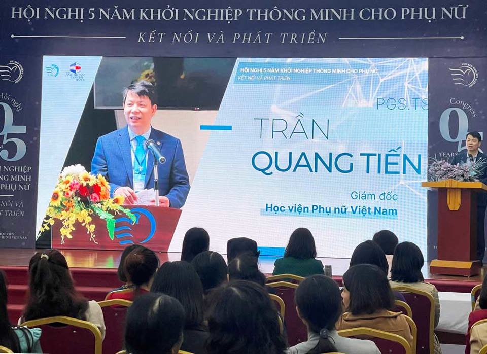 Ph&oacute; GS-TS Trần Quang Tiến, Gi&aacute;m đốc Học viện Phụ nữ Việt Nam,chia sẻ tại hội nghị.