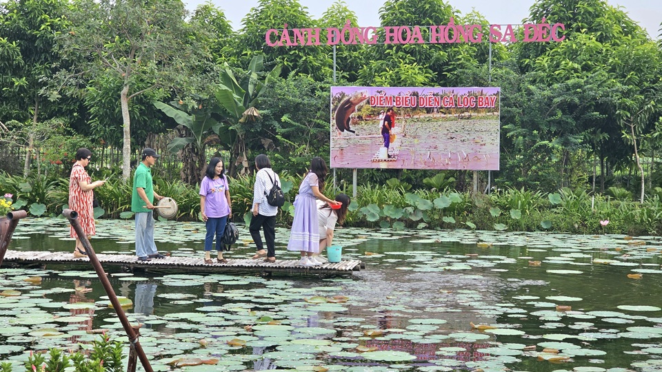 Du kh&aacute;ch tham quan khu vui chơi tại l&agrave;ng hoa Sa Đ&eacute;c. (Ảnh Hữu Tuấn)