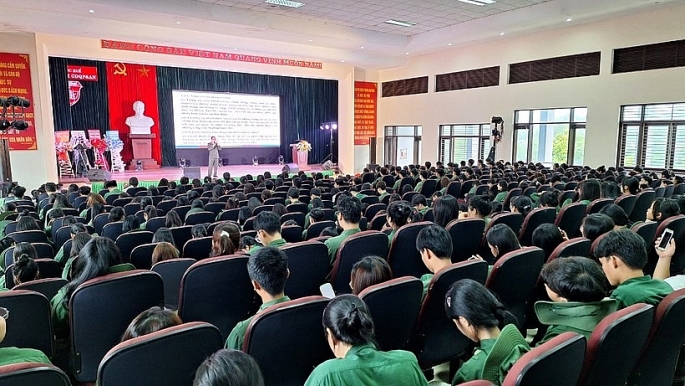 Sinh vi&ecirc;n ĐH Huế tham gia chương tr&igrave;nh tập huấn &ldquo;Kỹ năng sử dụng mạng x&atilde; hội an to&agrave;n v&agrave; ph&ograve;ng chống ma t&uacute;y học đường&rdquo;.