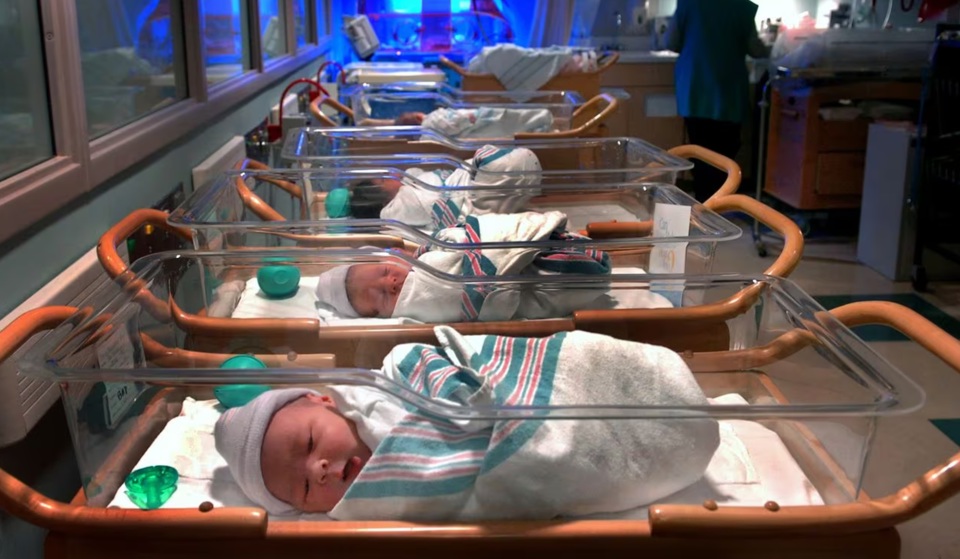 Trẻ sơ sinh tại một bệnh viện phụ sản ở New York, Mỹ. Ảnh: New York Times