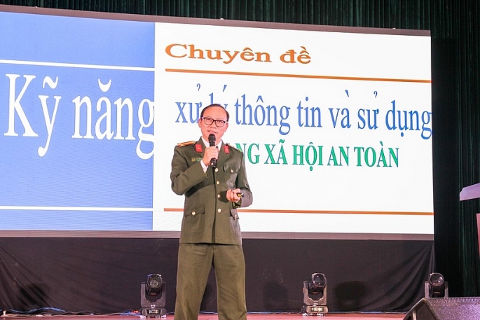 Thượng t&aacute; Đ&agrave;o Trung Hiếu - chuy&ecirc;n gia Bộ C&ocirc;ng an tr&igrave;nh b&agrave;y b&aacute;o c&aacute;o chuy&ecirc;n đề &ldquo;Kỹ năng sử dụng mạng x&atilde; hội an to&agrave;n&rdquo; tại buổi tập huấn.