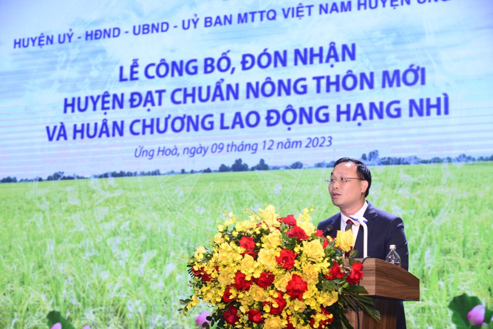 Chủ tịch UBND huyện Ứng Ho&agrave; Nguyễn Tiến Thiết ph&aacute;t biểu tại buổi lễ. Ảnh: Phạm H&ugrave;ng.