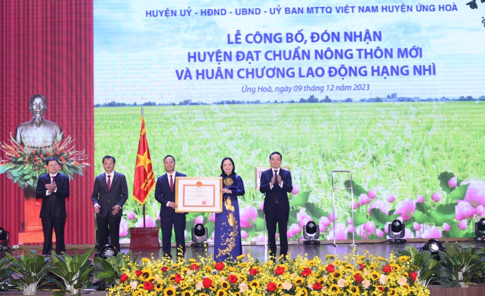 &nbsp;Ph&oacute; Thủ tướng Ch&iacute;nh Phủ Trần Lưu Quang trao Bằng C&ocirc;ng nhận huyện Ứng H&ograve;a đạt chuẩn N&ocirc;ng th&ocirc;n mới. Ảnh: Phạm H&ugrave;ng.