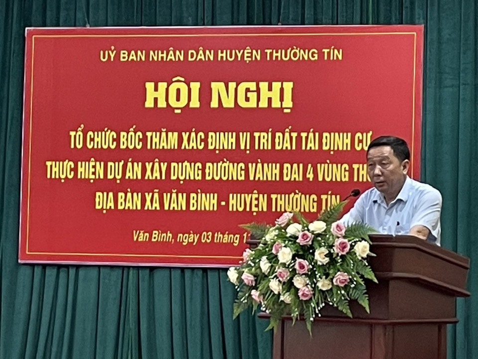 Ph&oacute; Chủ tịch UBND huyện Thường T&iacute;n Phan Thanh T&ugrave;ng ph&aacute;t biểu tại buổi bốc thăm đất TĐC ở x&atilde; Văn B&igrave;nh