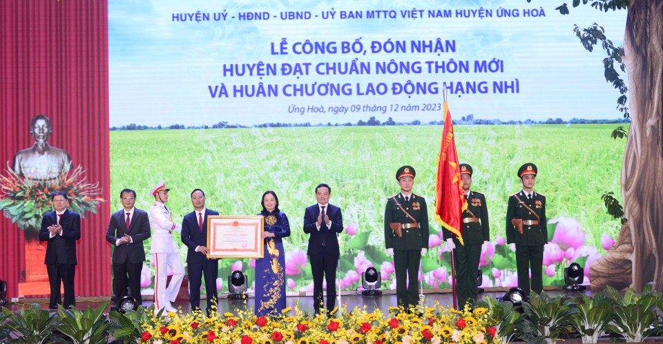 Thừa uỷ quyền của Chủ tịch nước, Ph&oacute; Thủ tướng Ch&iacute;nh Phủ Trần Lưu Quang trao Hu&acirc;n chương Lao động hạng Nh&igrave; cho Đảng bộ, Ch&iacute;nh quyền, Nh&acirc;n d&acirc;n huyện Ứng Ho&agrave;. Ảnh: Phạm H&ugrave;ng.