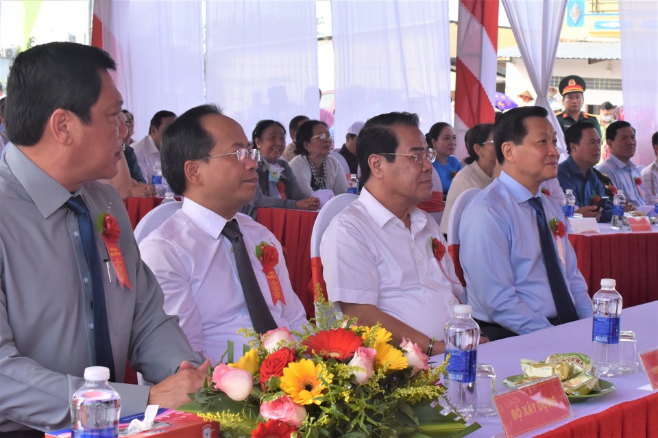Ph&oacute; Thủ tướng L&ecirc; Minh Kh&aacute;i (ngo&agrave;i c&ugrave;ng b&ecirc;n phải) tại buổi lễ th&ocirc;ng xe 10/12.