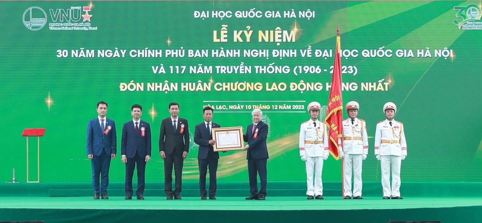 Chủ tịch UBTƯ MTTQ Việt Nam Đỗ Văn Chiến thừa ủy quyền trao tặng Huân chương Lao động hạng Nhất cho ĐHQGHN trong lễ kỷ niệm 30 năm ngày Chính phủ ban hành Nghị định về ĐHQGHN và 117 năm truyền thống