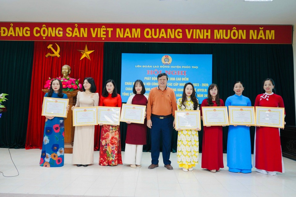 C&ocirc; Ph&ugrave;ng Thị Hồng Thuỷ (thứ 4 từ tr&aacute;i sang) nhận giấy khen của Li&ecirc;n đo&agrave;n Lao động huyện Ph&uacute;c Thọ.