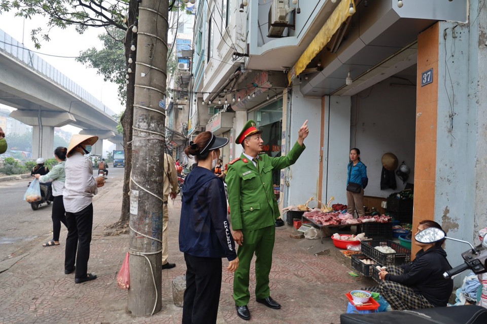 C&ocirc;ng an phường Ng&atilde; Tư Sở tuy&ecirc;n truyền, nhắc nhở c&aacute;c hộ kinh doanh tại khu vực phố Cầu Mới về đảm bảo trật tự đ&ocirc; thị, giao th&ocirc;ng khi kinh doanh.