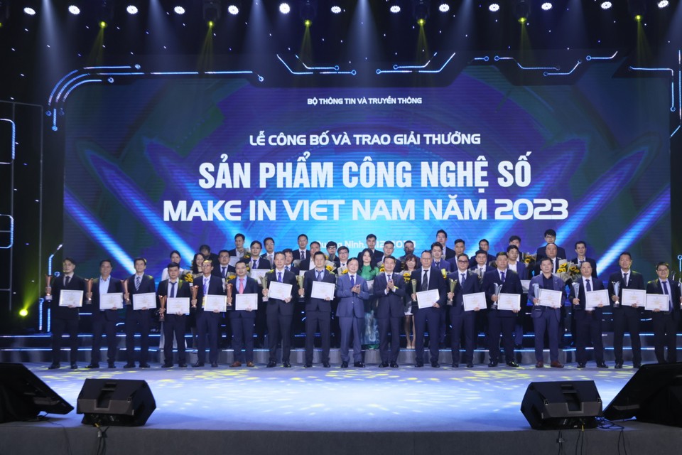 Ph&oacute; Thủ tướng Ch&iacute;nh phủ Trần Hồng H&agrave;, Bộ trưởng Bộ TT&amp;TT Nguyễn Mạnh H&ugrave;ng trao c&aacute;c giải V&agrave;ng cho doanh nghiệp c&ocirc;ng nghệ số.