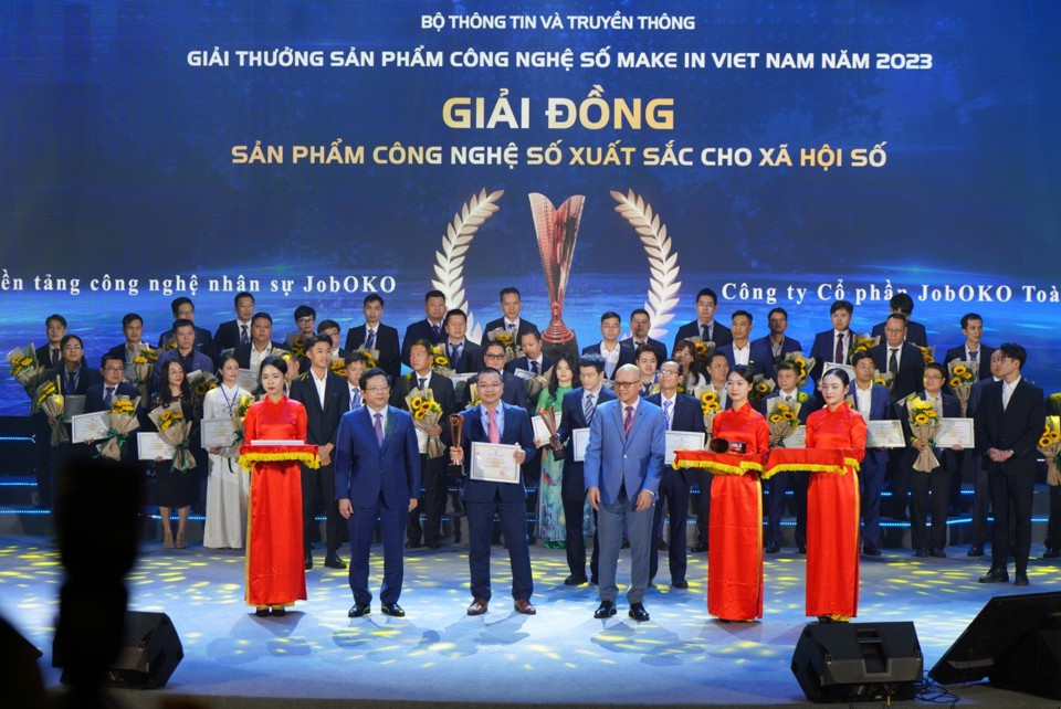 &Ocirc;ng Phạm Tuấn Anh, CEO &nbsp;Nền tảng C&ocirc;ng nghệ Tuyển dụng JobOKO nhận giải thưởng danh gi&aacute; của Bộ Th&ocirc;ng tin v&agrave; truyền th&ocirc;ng