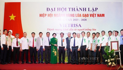 Ban chấp h&agrave;nh VIETRISA nhiệm kỳ 2023-2028 ra mắt đại hội. Ảnh HX